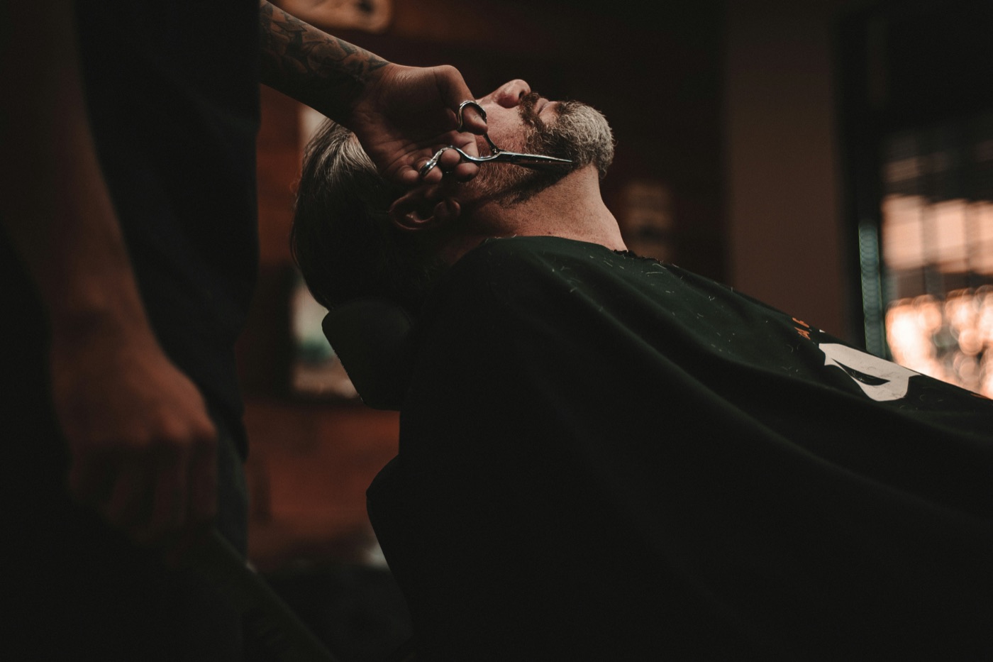 Barbeiro da Storch & Co. trabalhando com precisão em um corte masculino em Blumenau